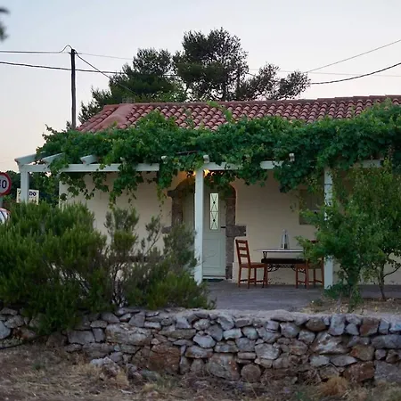 Elia - Traditional House With Backyard