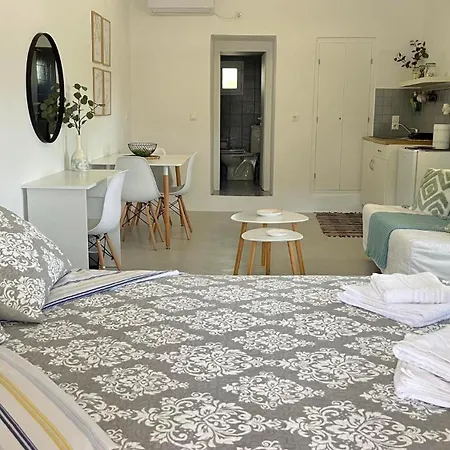 Elia - Traditional House With Backyard *
