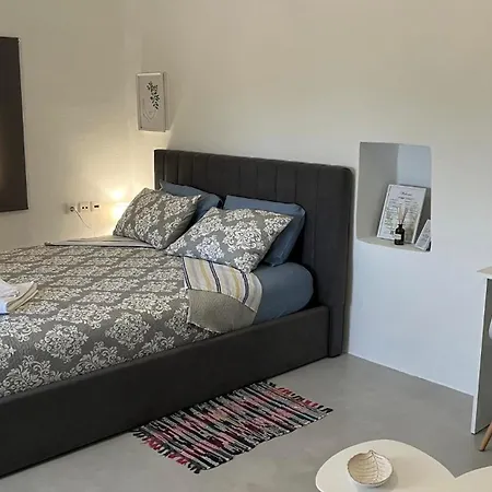 Elia - Traditional House With Backyard Holiday home *