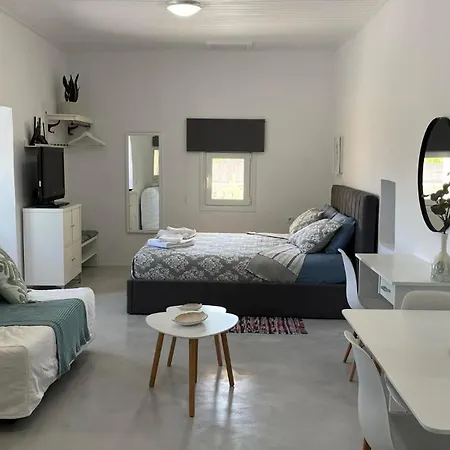 Elia - Traditional House With Backyard Holiday home