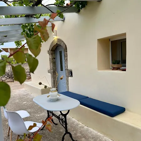 Elia - Traditional House With Backyard
